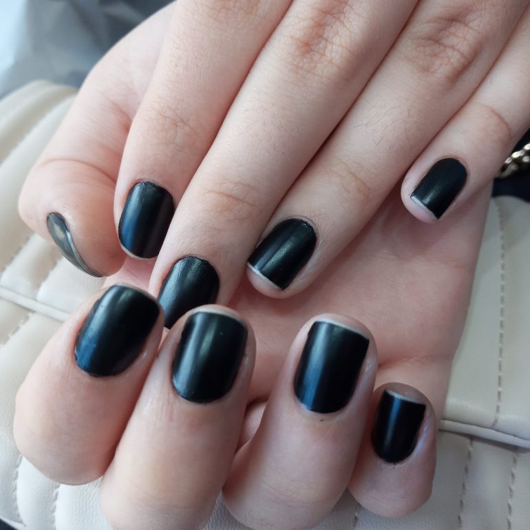 Unhas pintadas em preto