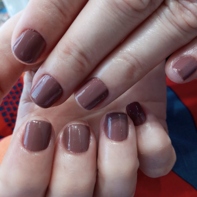 Unhas pintadas em nude