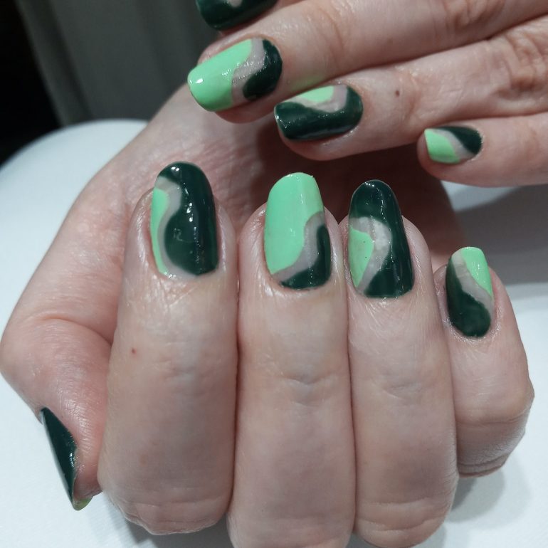 Unhas decoradas com desenhos em ondas na cor verde oliva e verde musgo