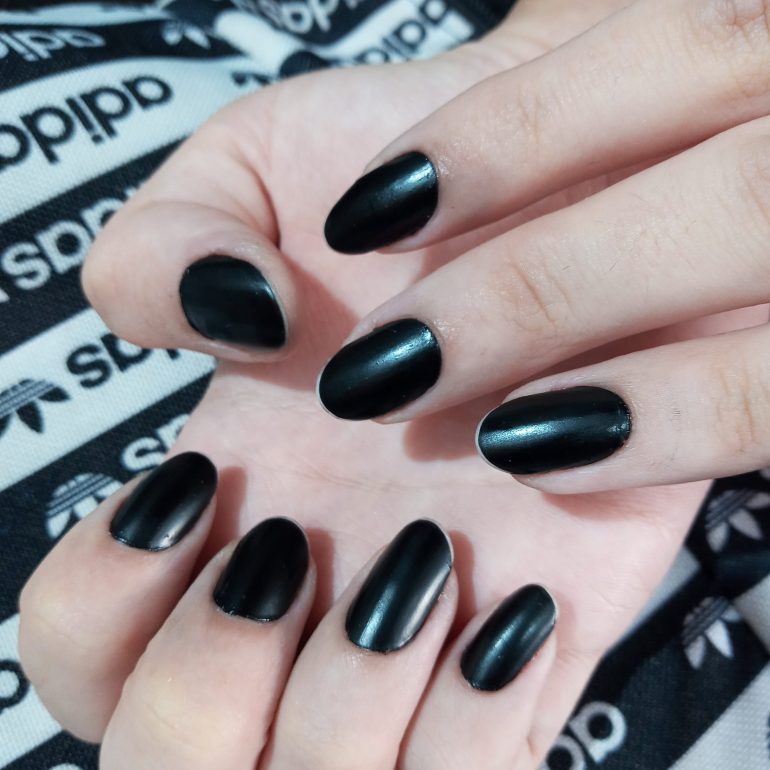 Unhas em corte redondo na cor black